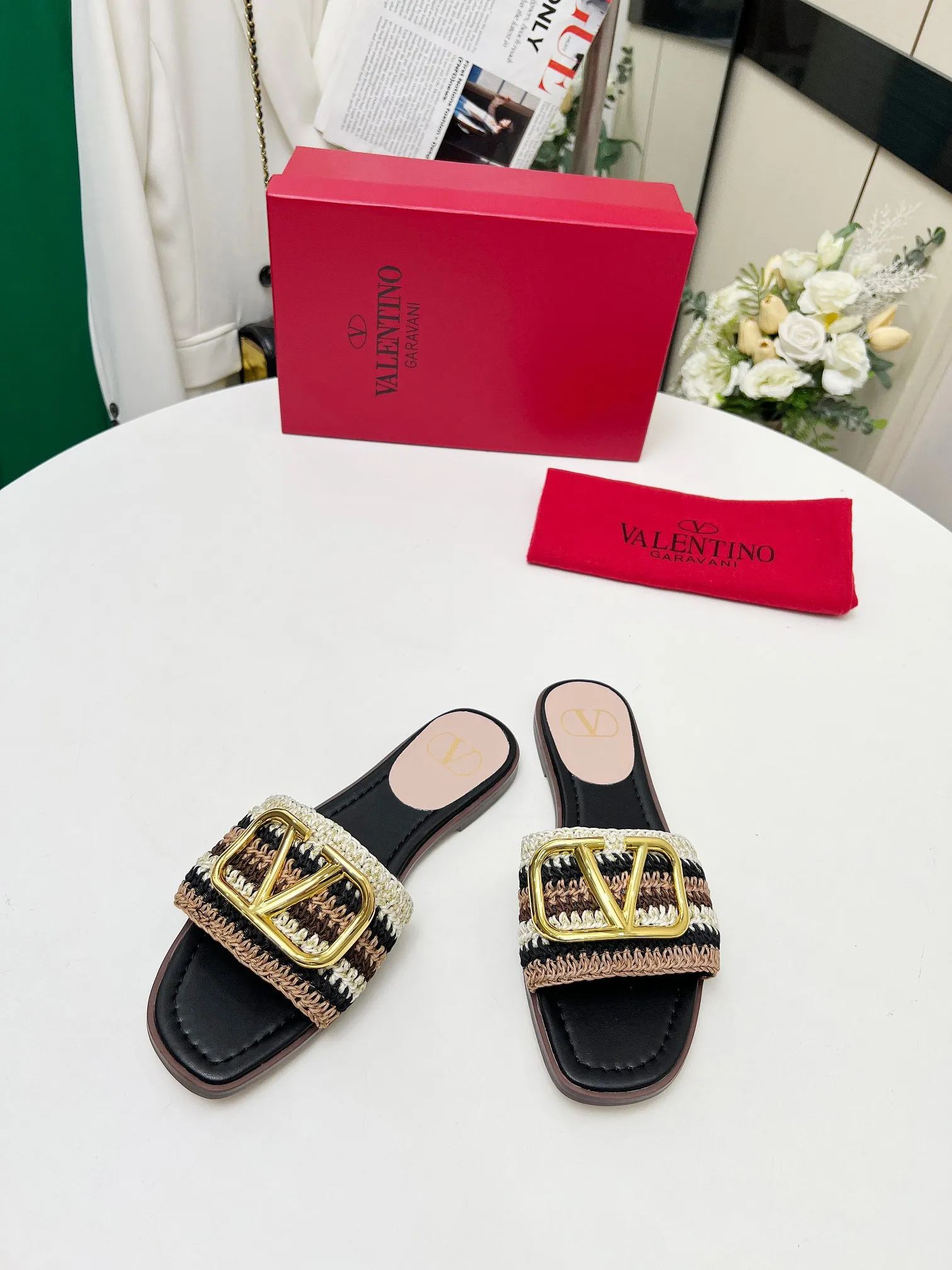 👟👟Ex-factory price 440👟👟 Genuine leather sole +30 🆕 Valentino👑👑 Latest series with perfect hand-woven details. A very eye-catching catwalk series launched [strong][strong] Code number: 35 to 43 (genuine leather sole +30)